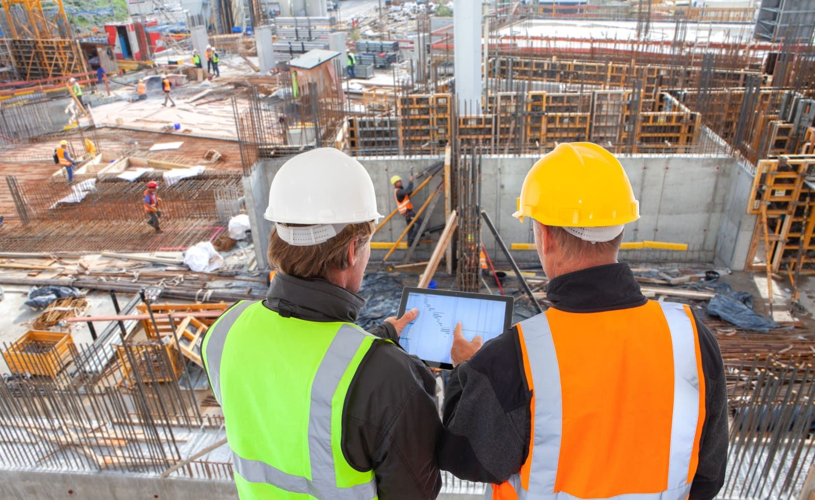 Chefs de chantier consultant une tablette