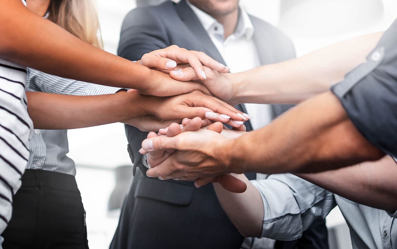 Mains réunies en signe d’esprit d’équipe
