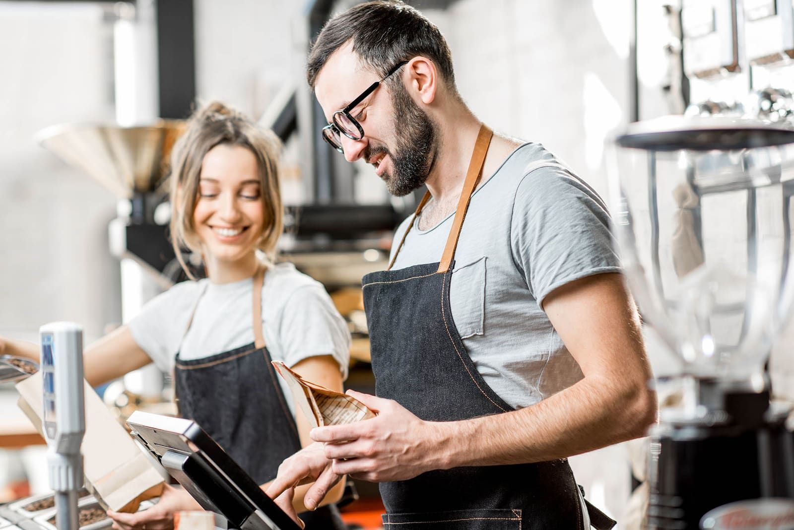Commerçants souriants derrière leur comptoir