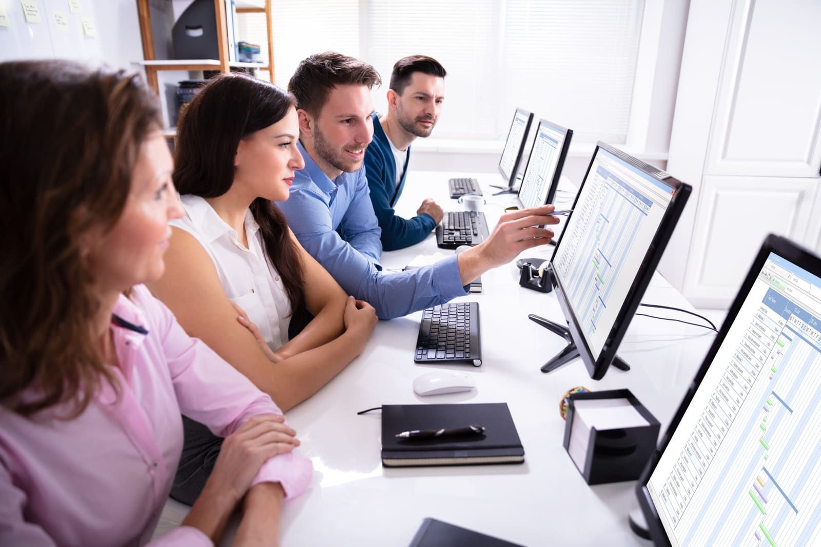 Apprenants en formation devant leurs ordinateurs