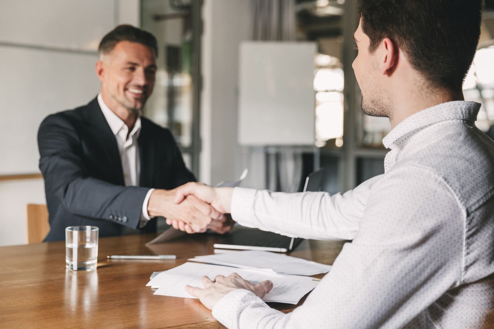 Poignée de main lors d’un entretien de recrutement