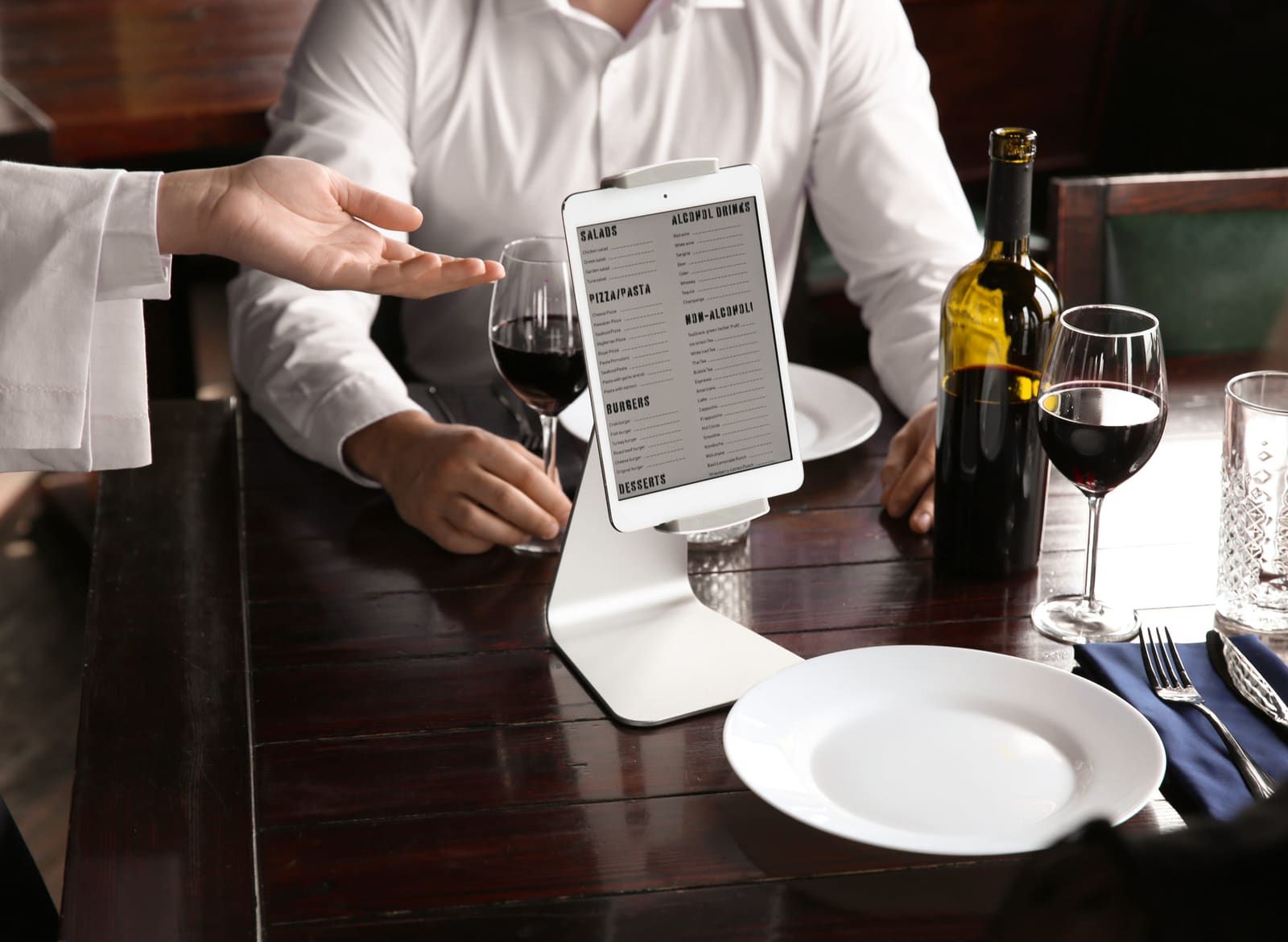 Serveur prenant une commande sur tablette